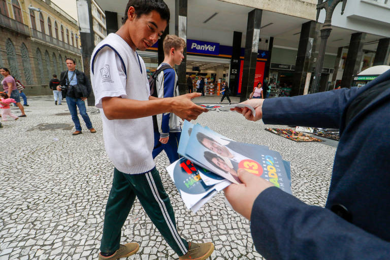 Apoiador distribui panfletos do PT em Curitiba, em 2018; partido teve estagnação no número de filiados desde a eleição