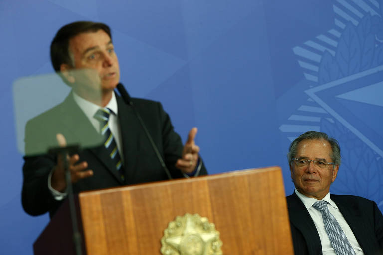 O presidente Jair Bolsonaro e o ministro Paulo Guedes durante assinatura da MP da Liberdade Econômica, no Palácio do Planalto