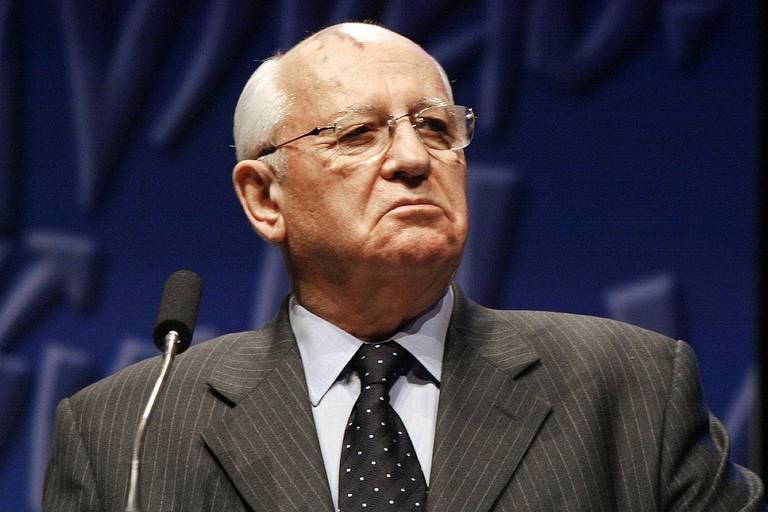 O ex-líder soviético Mikhail Gorbatchov discursa durante evento na Cidade do México em 2004