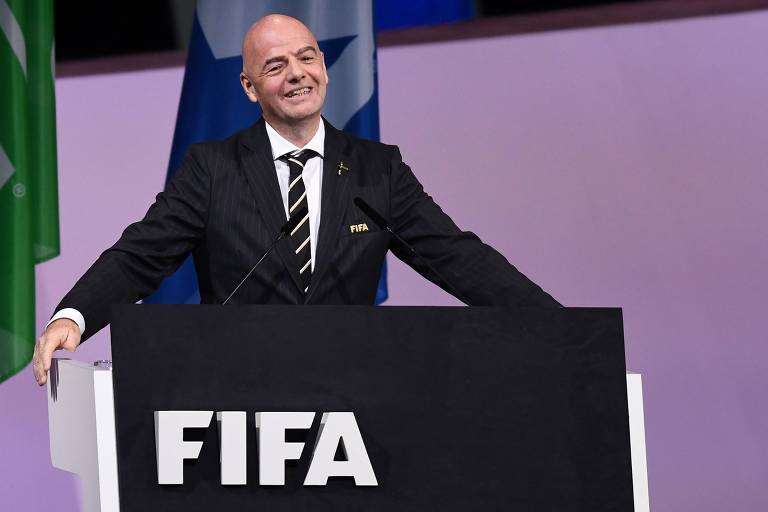 Infantino é reeleito na Fifa e promete R$ 6,5 bi para federações