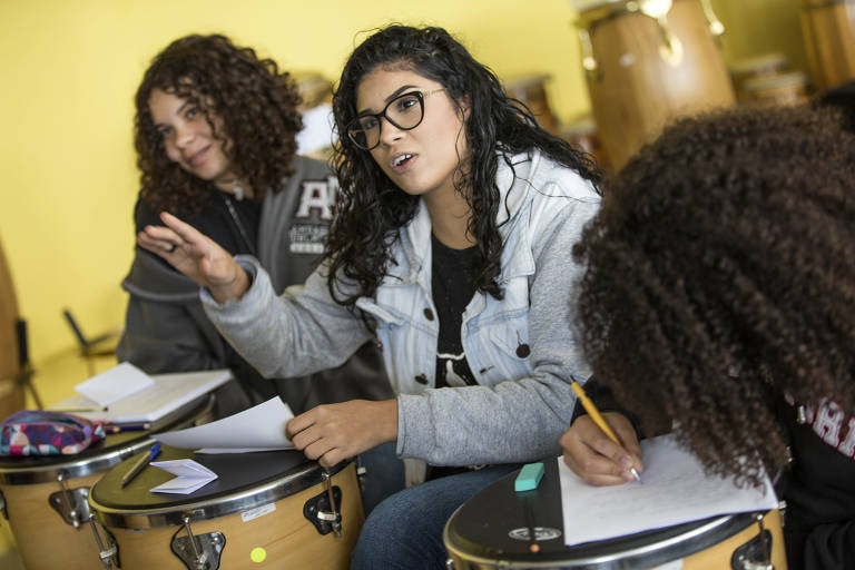 Projeto ensina liderança e política para meninas da periferia de SP