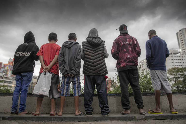 Crianças e adolescentes vivem no vão livre do Masp