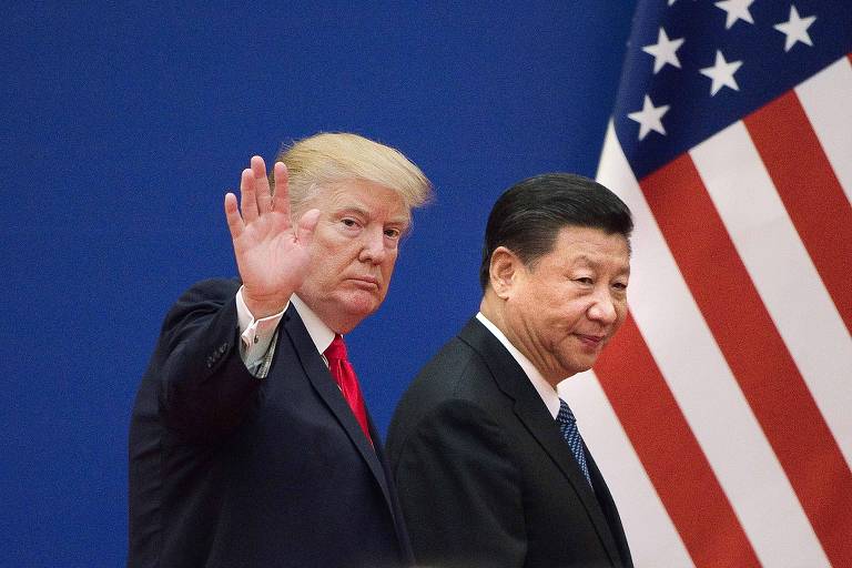 O presidente dos EUA, Donald Trump, à esq., e o dirigente chinês, Xi Jinping, durante encontro em Pequim