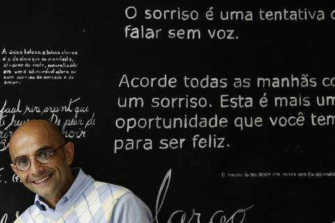 ORG XMIT: 261201_1.tif O dentista Fábio Bibancos em sua clínica odontológica, na Vila Mariana, em São Paulo (SP). Ele criou a ONG 