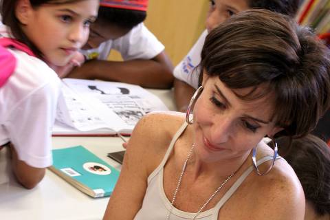 ORG XMIT: 091301_1.tif A psicóloga e empresária Viviane Senna com crianças que são atendidas pelo Instituto Ayrton Senna, na Cidade Universitária, em São Paulo (SP). Viviane foi umas finalistas do prêmio 