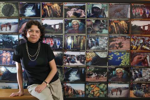 ORG XMIT: 182901_1.tif A socióloga Elisabeth Vargas, 57, junto a painel de fotografias de seu projeto UniSol (Universidade Solidária), no bairro da Liberdade, em São Paulo (SP). Elisabeth, uma das finalistas do prêmio 