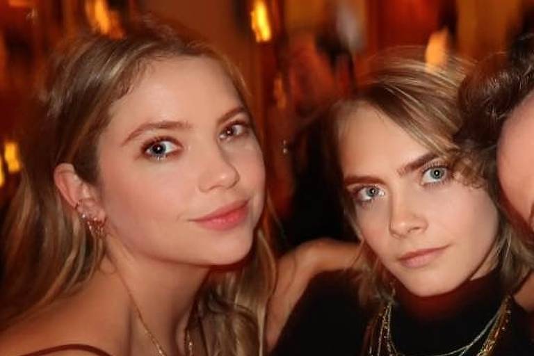 Cara Delevingne e Ashley Benson publicam vídeo de beijão e podem estar morando juntas