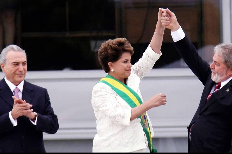 Lula saúda Dilma Rousseff  durante a posse da presidente, com o vice Michel Temer à esquerda, em cena do documentário "Democracia em Vertigem", dirigido por Petra Costa
