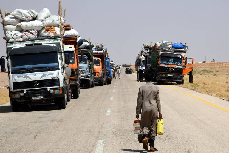 Deslocados sírios chegam à passagem de Jlaighem, no leste da província de Homs, no centro da Síria