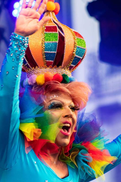 A drag Tchaka participa de feira cultural na antevéspera da Parada do Orgulho LGBT em SP
