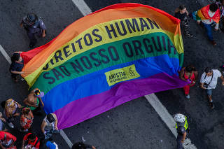 Público durante a 23ª Parada do Orgulho LGBT, na avenida Paulista, em SP