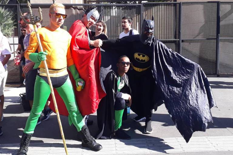 Participantes da Parada do Orgulho LGBT fantasiados de super-heróis