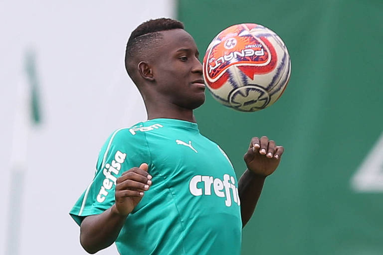 O colombiano Angulo começa a treinar com o time principal do Palmeiras
