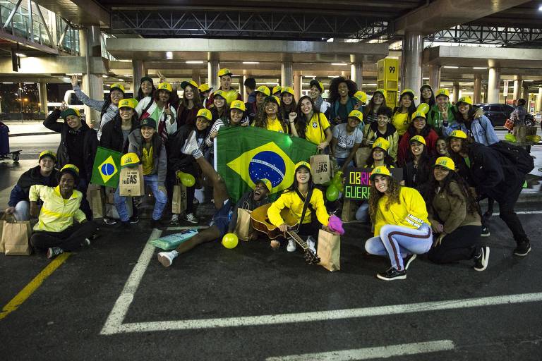 Jogadoras da seleção brasileira de futebol feminino foram recebidas com festa da torcida no Brasil