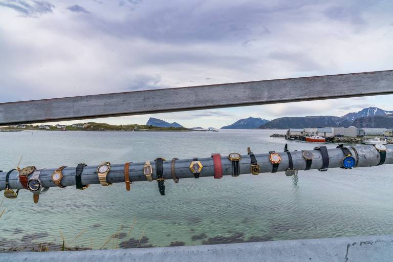 Ponte com de relógios de pulso em Sommarøy, Noruega