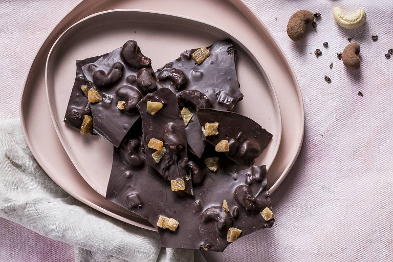 Barras de chocolate tradicional e quebra-quebra, da Dengo