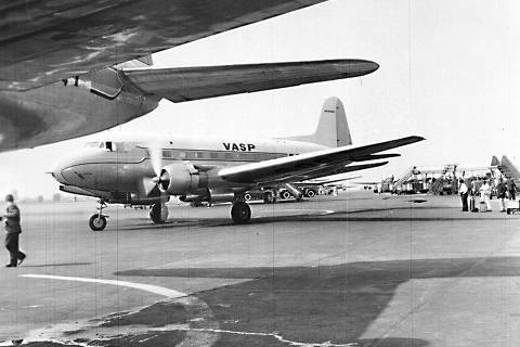 ORG XMIT: 062301_0.tif Avião da Vasp no primeiro dia da ponte aérea Rio-São Paulo, em 06 de julho de 1959, no aeroporto de Congonhas, em São Paulo. (São Paulo, SP, 06.07.1959. Foto: Folhapress) 

 PONTEAEREA-ESPECIAL3 ORG XMIT: AGEN1011281111352540