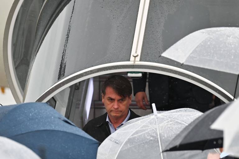 O presidente brasileiro Jair Bolsonaro chega ao aeroporto que serva a Osaka, sede da cúpula do G20 