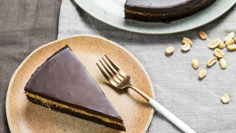 BRASIL - SAO PAULO - 15.05.2019 - O MELHOR DE SAO PAULO - Gastronomia - REVISTA SAO PAULO - Confeitaria Marilia Zylbersztajn: torta de morango e torta de chocolate com crocante de amendoim. Foto: KEINY ANDRADE/FOLHAPRESS