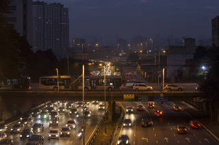 Especial Mobilidade Urbana. Movimento de veiculos na ligacao Leste Oeste as 06h30 no Centro de Sao Paulo