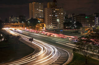 Especial Mobilidade Urbana. Movimento de veiculos no inicio da noite na Ligacao Leste Oeste (sobre av 23 de Maio) no centro de Sao Paulo