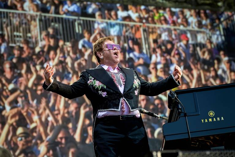 Elton John e Putin trocam farpas sobre direitos LGBT na Rússia