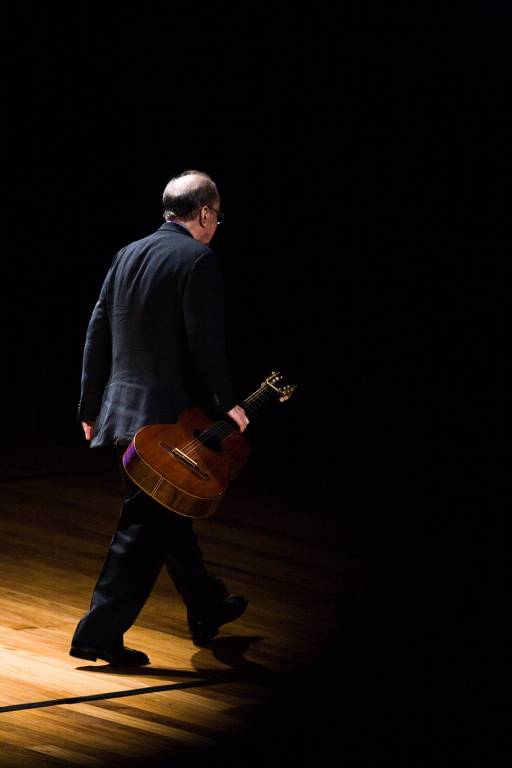 Cantor João Gilberto durante show no Auditório Ibirapuera, em São Paulo