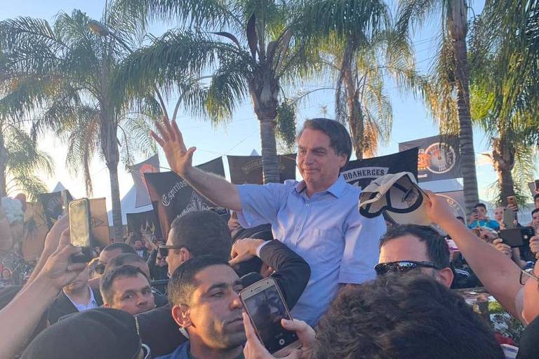 Bolsonaro visita o evento Capital Moto Week neste sábado (20) em Brasília e cumprimenta apoiadores