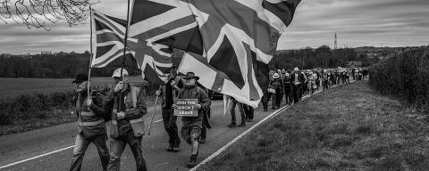 Oldham, Reino Unido. 15/03/2019. DESIGUALDADE GLOBAL. Mark Hodgkinson ( de chapÈu preto e bermuda ) participa da marcha prÛ-Brexit 