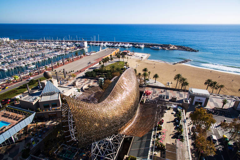 Passeios por praias e igrejas de Barcelona cabem em um dia