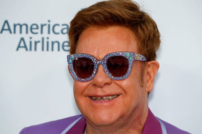 Elton John diz ter visto rainha Elizabeth 2ª dar 'tapinhas' no rosto do sobrinho