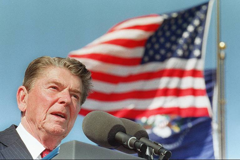 O ex-presidente Ronald Reagan discursa durante inauguração da biblioteca que leva seu nome na Califórnia