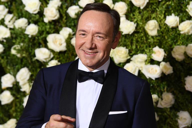 Kevin Spacey, de terno, no tapete vermelho do Tony Awards 2017