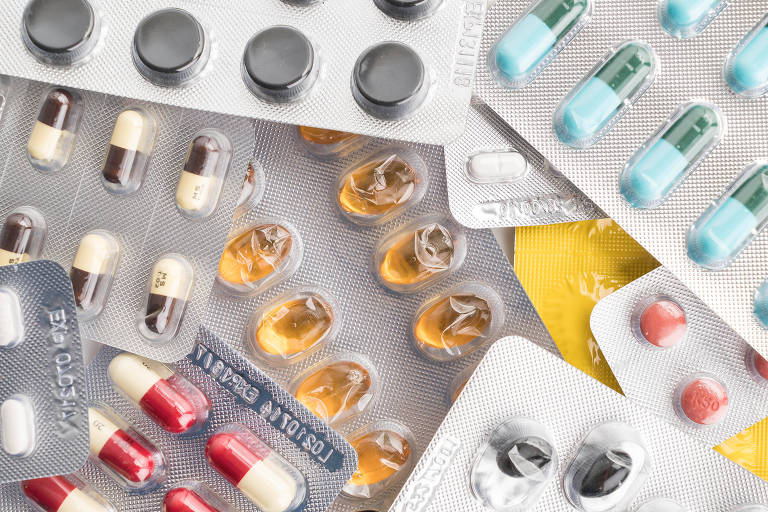 Imagem de medicamentos em diferentes formas de apresentação (cápsulas, comprimidos) e cores