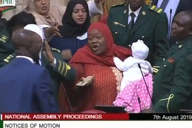 Legisladora queniana é expulsa do Parlamento por levar filha de 5 meses ao trabalho; veja