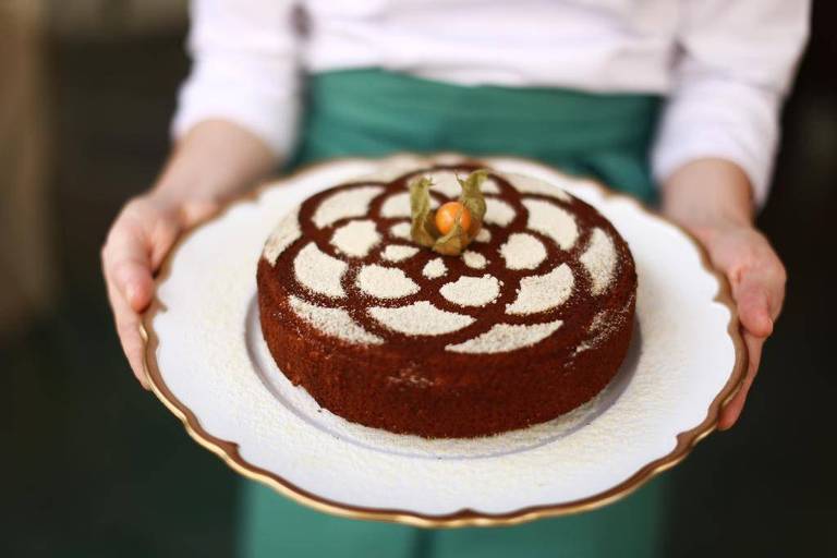 Bolo Marroquino da Fioca, confeitaria na Santa Cecília, tem amêndoas, especiarias e calda de laranja com água de flor de laranjeira 