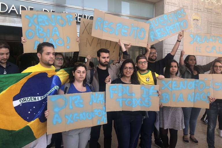 Estudantes brasileiros protestam na entrada da faculdade de direito de Lisboa