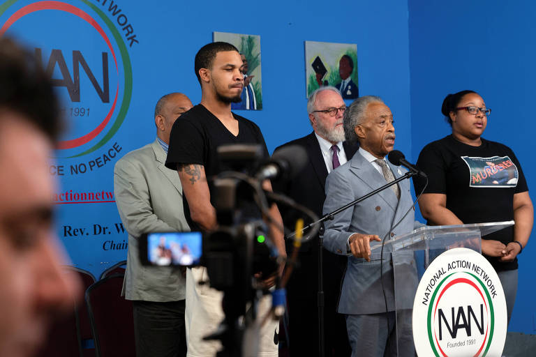 O reverendo Al Sharpton discursa após a polícia de Nova York anunciar a demissão de policial que sufocou Eric Garner em 2014