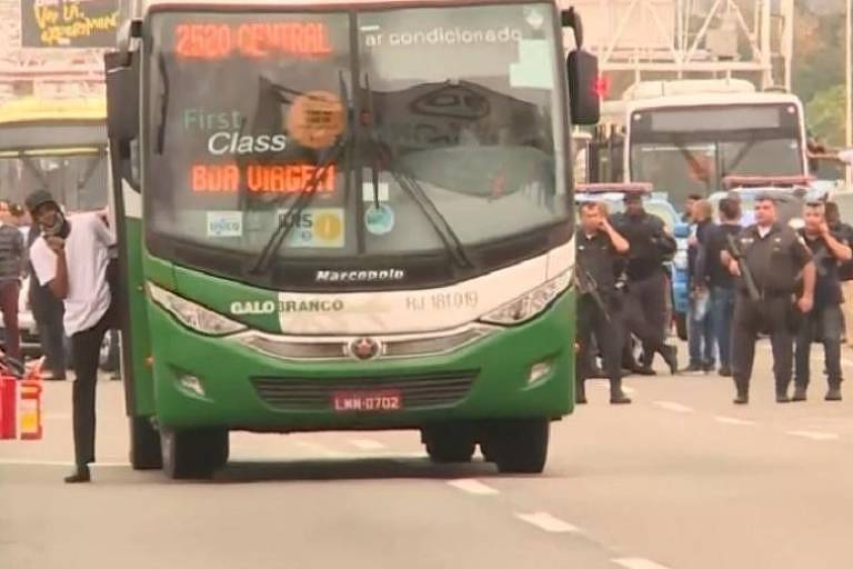 Sequestrador sai de ônibus com reféns na ponte Rio-Niterói