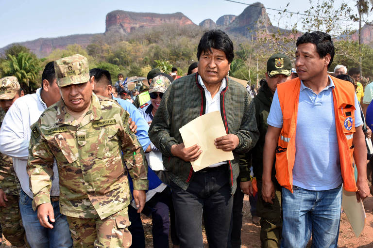 Evo Morales, presidente da Bolívia, visita área afetada por incêndio, ao lado de um militar