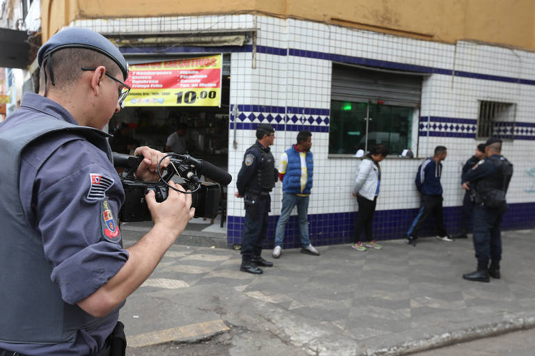 Polícia aborda suspeitos na região da Cracolândia, no centro de SP