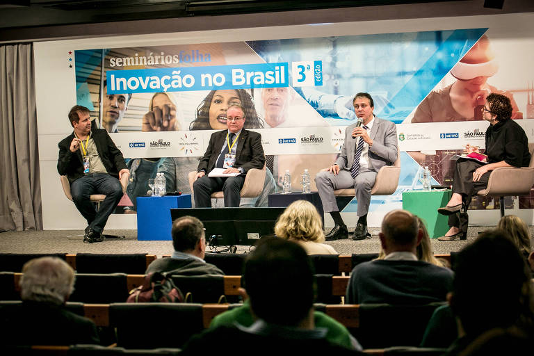 Pierre Lucena (esq.), professor de finanças da Universidade Federal de Pernambuco (UFPE) e presidente do Porto Digital, Carlos Gadelha, doutor em economia pela UFRJ e coordenador das ações de prospecção da Fiocruz (Fundação Oswaldo Cruz), Camilo Santana, governador do Ceará, e a jornalista Beatriz Peres 