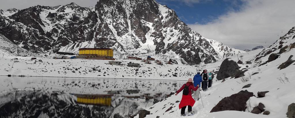 Caminhada na neve em torno do lago Inca, em frente ao resort Ski Portillo