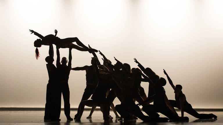 Com músicas de Leonard Cohen, 'Dance Me' traz coreografia acessível