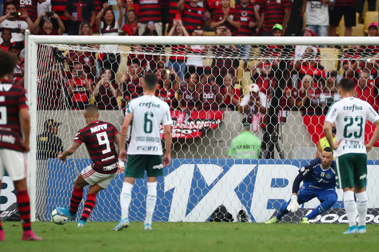 Observado por jogadores do Palmeiras, Gabriel faz o terceiro gol do Flamengo neste domingo (1º)