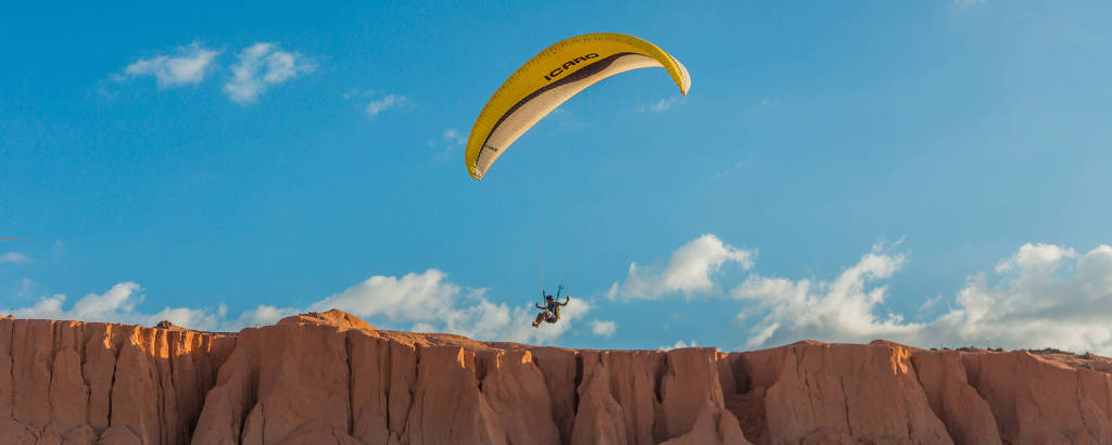 Voo de parapente em Canoa Quebrada, no Cerá