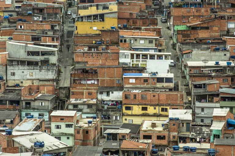 Favelas que antes se espraiavam agora se expandem para cima