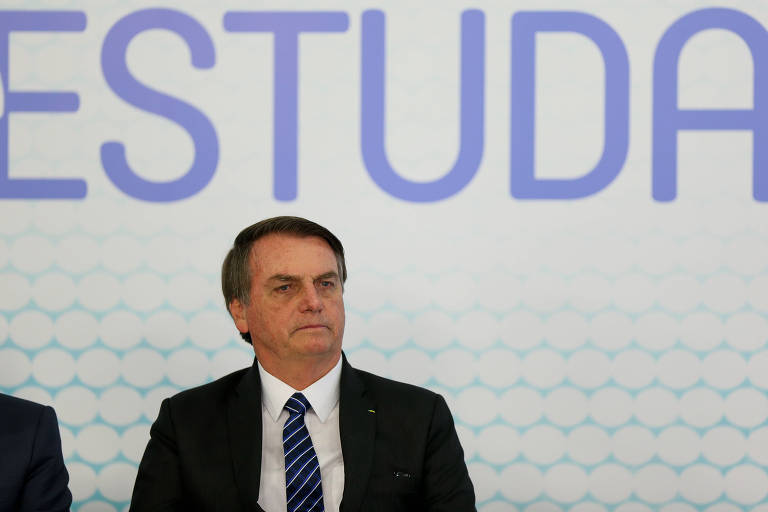 Bolsonaro assina medida provisória que cria carteira estudantil digital