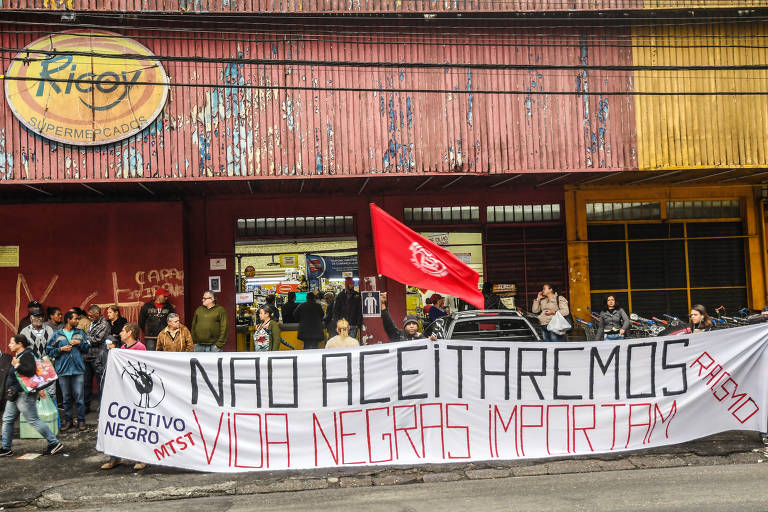 Protesto em supermercado da rede Ricoy