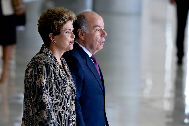 os dois estão de perfil; dilma anda um pouco atrás de mauro